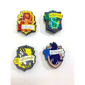Hogwarts 4 pin set class crest set NEW!